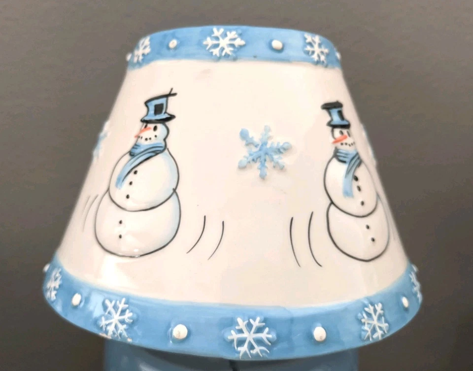 Candle-lite Navidad Vacaciones Muñeco de Nieve Vela Azul Tarro de Vidrio y Pantalla de Cerámica Foto 4 de 4