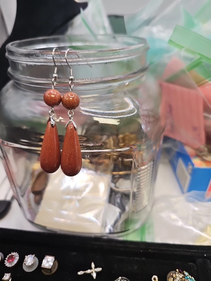 Pendientes perforados colgantes alambre francés tono plata piedra dorada lágrima Foto 2 de 4