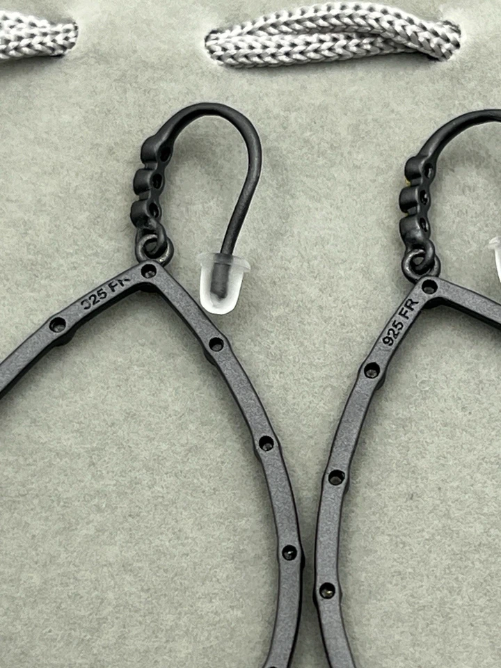 Brinco Freida Rothman moldura preta e dourada lágrima NOVO - Imagem 3 de 3