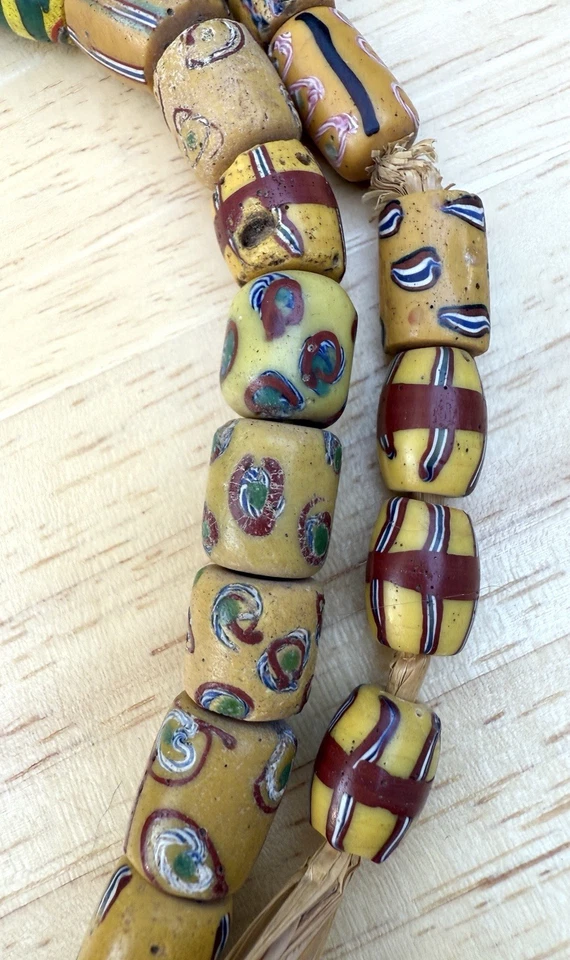 ПРЕВОСХОДНОЕ СОСТОЯНИЕ ТОВАРА!! ПРИЧУДЛИВЫЕ ВЕНЕЦИАНСКИЕ ЖЕЛТЫЕ (середина 1800-х) африканские торговые бусины - Изображение 2 из 4