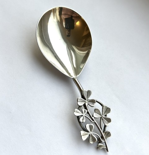 Silver Caddy Spoon CHESTER 1895 Stokes & Ireland - Antique Irish Shamrock ☘️ - Picture 2 of 6