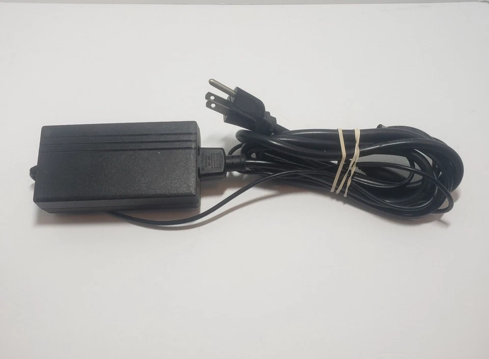 Targus Universal 90W Laptop AC Adapter Power Supply Notebook APA31US - Image 3 of 3
