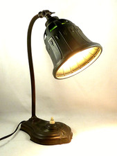 Art Deco Tischlampe, außergewöhnlicher Schirm - Glas und Messingblech, s.g. erh.