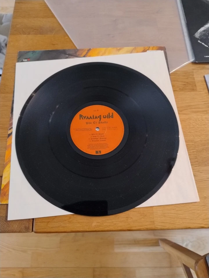 Running Wild Pile Of Skulls red label 1C 064-0777 VG++ Vinyl LP - Bild 2 von 4