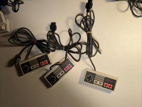 1985 Nintendo NES Console Bundle - 7 Games, 6 Controllers, Four Score, Gun -unte