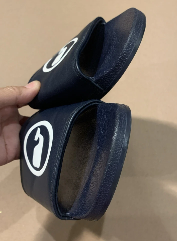 Vineyard Vine Boys Whale Dot Pool Slides Size 3-4 - Image 4 of 4