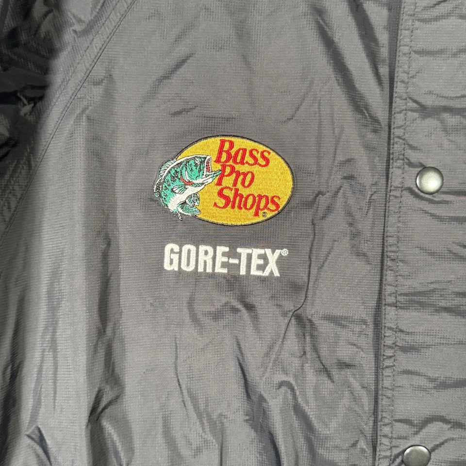 Jaqueta masculina Bass Pro Shops média preta GORE-TEX com capuz impermeável concha de pesca - Imagem 2 de 4