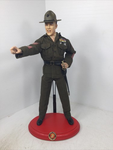 1/6 USMC MARINE GUNNERY SERGEANT R LEE ERMEY IN FULL DRESS GREENS SWORD & STAND - Picture 2 of 24