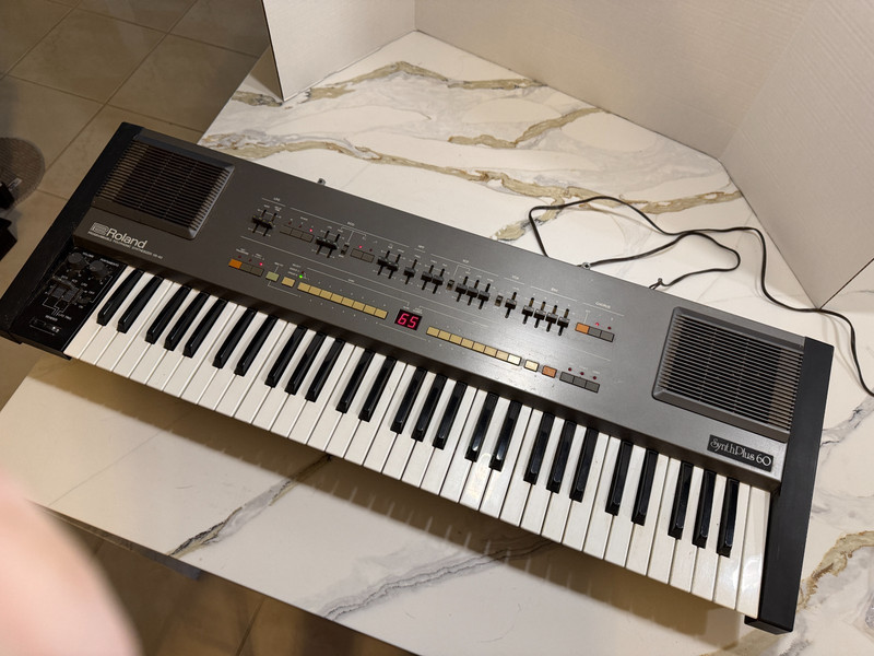 Roland HS-60 / Juno 106 Analog Synthesizer