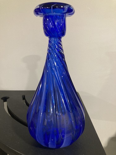 Vaso bocciolo vetro artistico soffiato a mano blu cobalto a costine e contorto collo stretto 8"