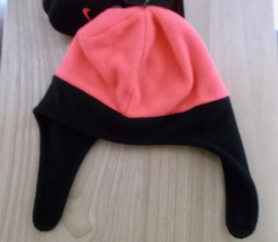 JUEGO DE GORRAS Y MITONES NIKE INFANTILES NIÑAS - ROSA Y NEGRO - OREJERAS - TALLA ÚNICA - NUEVO CON ETIQUETAS Foto 3 de 4