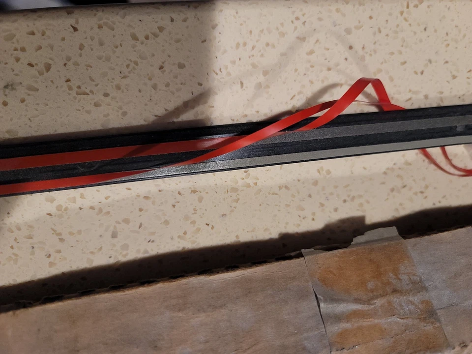 Moldura central puerta lateral pasajero delantero original GM 25682967 nos Foto 3 de 4