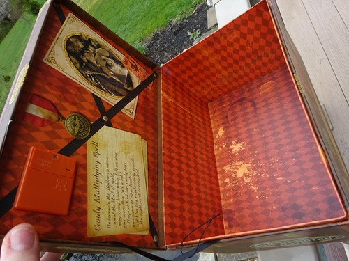 2012 Hallmark Halloween TRICKERY & TREATS Spellcaster's Case Süßigkeitenbox + Sounds! - Bild 8 von 12