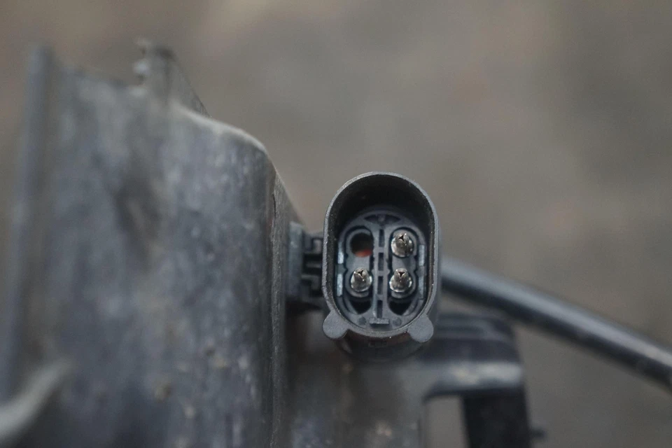 Двигатель вентилятора охлаждения левого электрического радиатора 99662403701 от оригинального производителя Porsche 911 996 2003 - Изображение 4 из 4