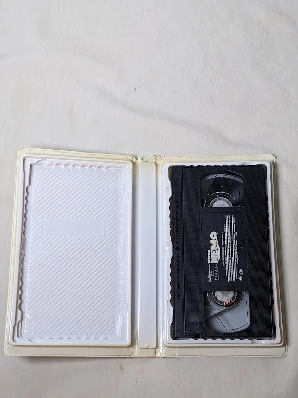 Trouver Nemo / Finding Nemo VHS – French Version – Disney Pixar 2003, Clamshell - Image 4 of 4
