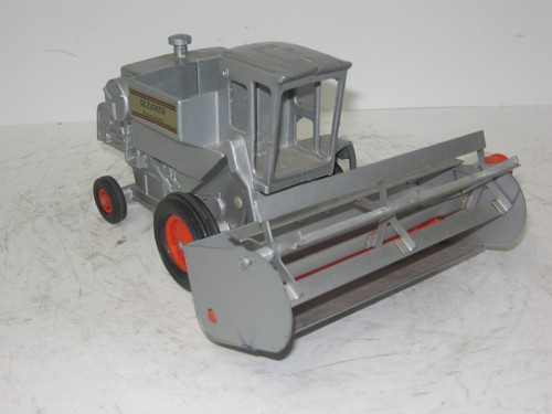 1/32 ALLIS-CHALMERS GLEANER G3 COMBINE missing auger/reel drive 1972 vintage - Picture 4 of 5