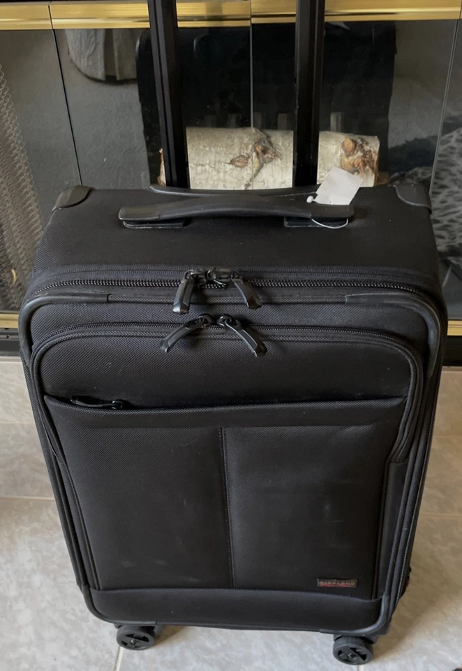 Equipaje de mano Kirkland Signature 22” 4 ruedas giratorio Cordura Ballistic Expdb Foto 3 de 4