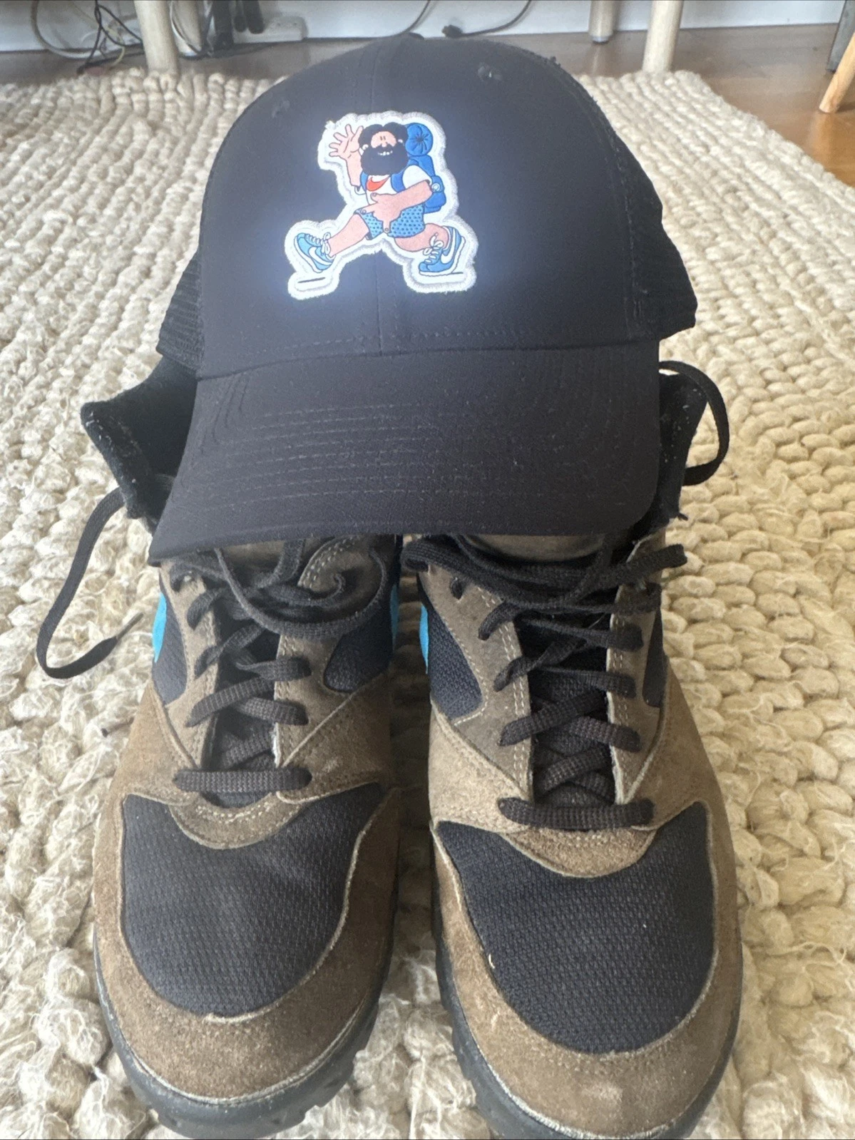Nike Hikers Size 9 Unisex With Nike Hiker Guy Hat Combo Deal