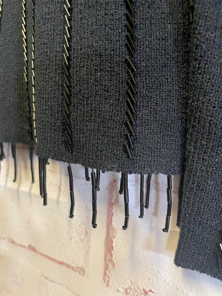 Suéter Petite Sophisticate negro con flecos con detalles de cuentas negras para mujer pequeño Foto 3 de 4