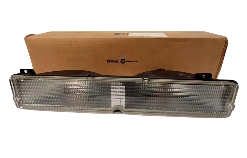 Lámpara de luz de estacionamiento del lado derecho del pasajero Chrysler LeBaron 1977-1978 3881646 nueva de colección Foto 2 de 4