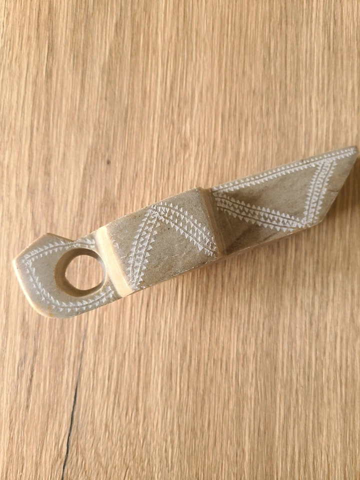 Ancienne lampe à huile à canal en pierre. - Photo 3/4