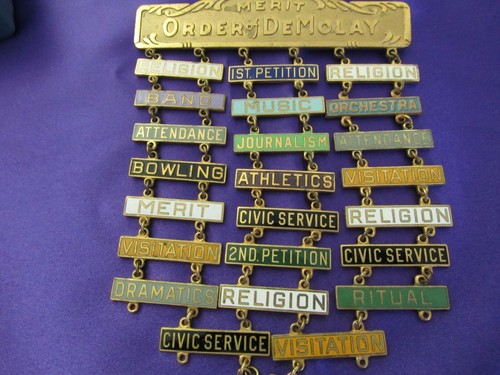 PEDIDO DE COLECCIÓN DE INSIGNIAS DE MÉRITO DEMOLAY PIN 23 PREMIO MASÓNICO LATÓN MASONERÍA - Imagen 2 de 4