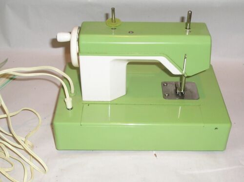 Vintage Crystal Toy Sewing Machine - Japan - Runs - 110V or 2 "D" Batteries - Picture 4 of 10
