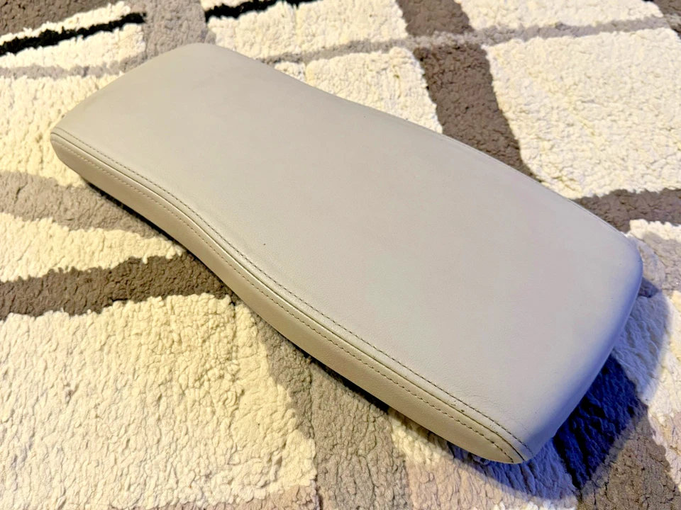 2006-2011 Cadillac DTS & Buick Lucerne Center Console Lid Pad Arm Rest  Beige - Imagem 4 de 4