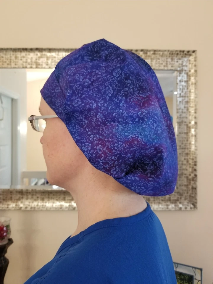 女士 Bouffant 手术帽- Sml 素描花朵蓝色/紫色印花-手工制作美国 — 第 3/4 张图片