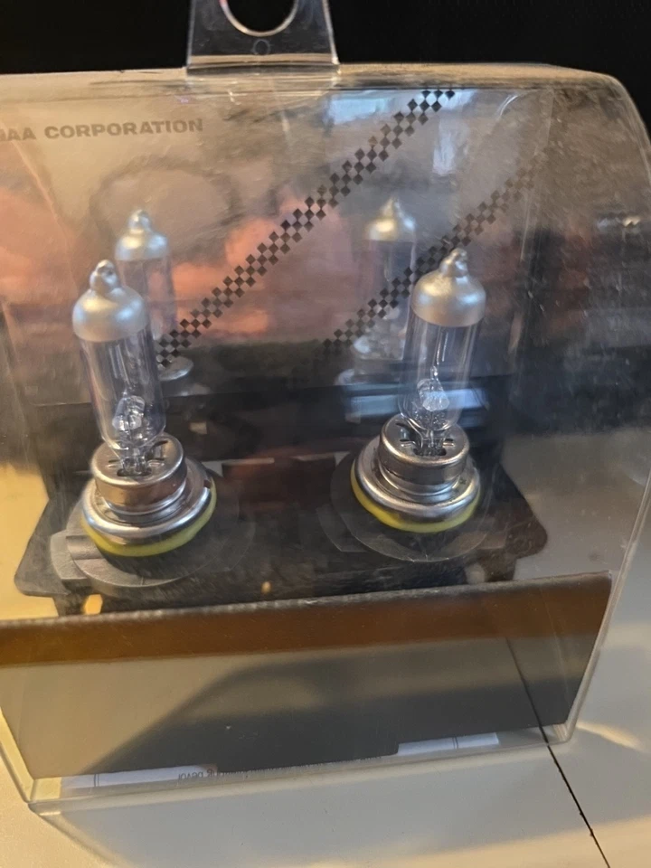 PIAA 9006/HB4 Xtreme White Hybrid Headlight Halogen Light Bulbs Twin Pack 3900K - Image 2 of 2