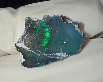 Glatter schwarzer Opal grob 7,70 kt natürlicher äthiopischer Welo Opal roh, S...