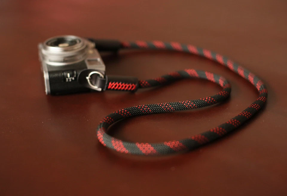Correa para cámara cuerda de escalada negra y roja hecha a mano - Windmup Foto 2 de 4