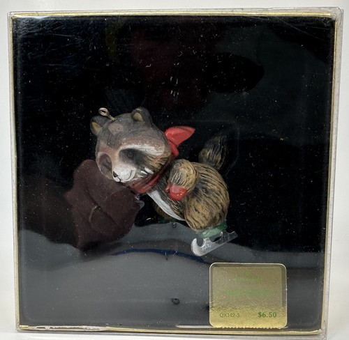 Hallmark Tree-Trimmer Raccoon Christmas Ornament QX142-3 New Skates 1978 - Bild 1 von 14