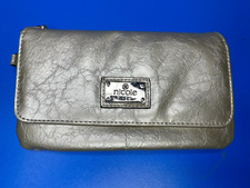 Cartera Nicole by Nicole Miller gris plata imitación cuero cremallera con ranuras para tarjetas