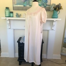 Vintage Vanity Fair Classic Robe Medium Pink Nylon Lace Emb Flowers USA Pocket