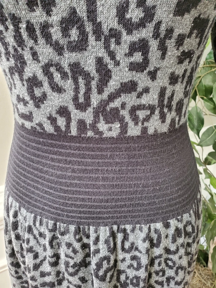 Vestido suéter Gabby Skye cinza acrílico gola redonda manga 3/4 comprimento do joelho tamanho M - Imagem 3 de 4