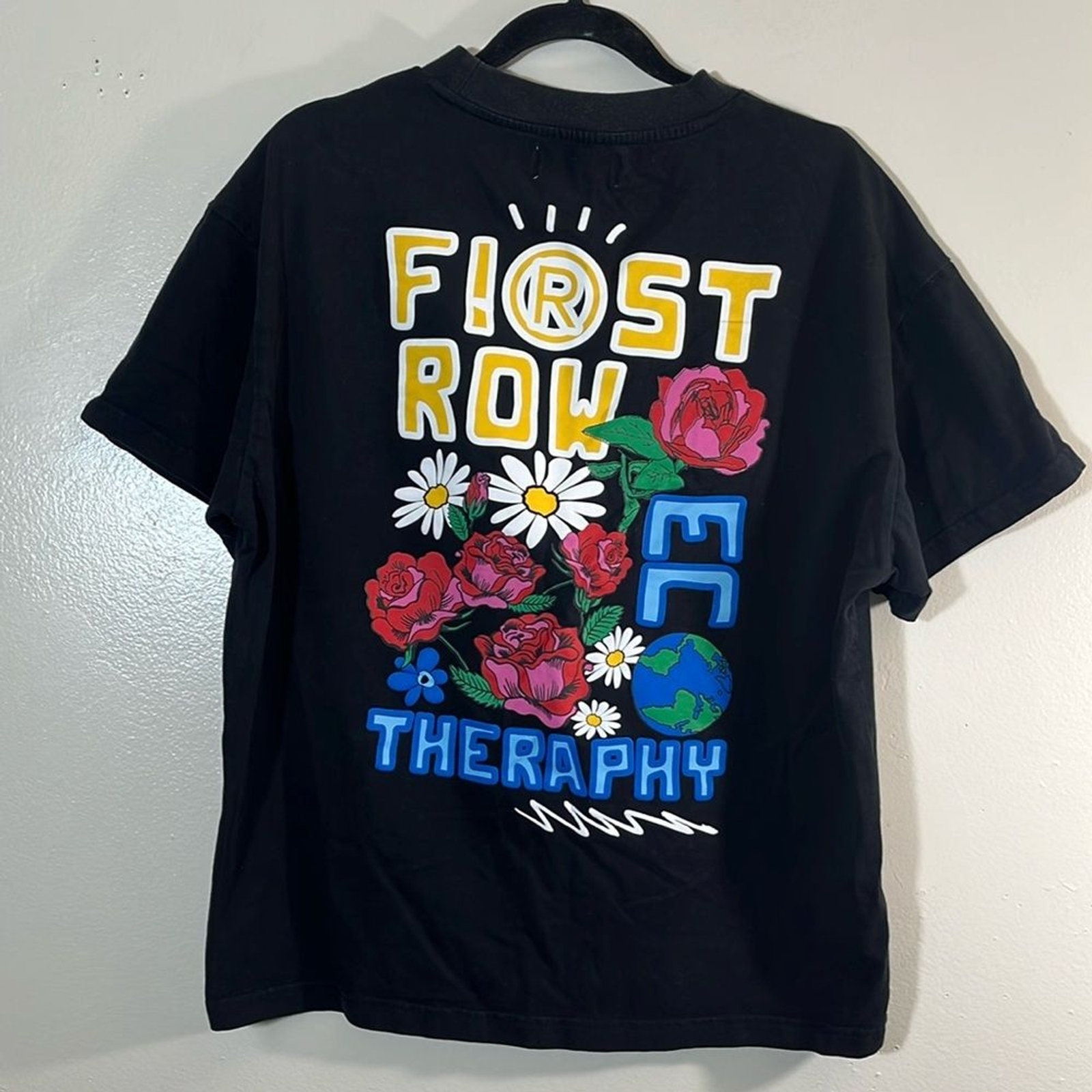 T shirt manica corta prima fila nera e rossa con ricamo floreale