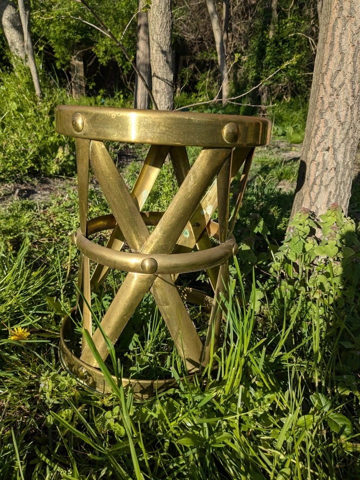 Taburete/mesa auxiliar Mid Century de latón martillado Foto 3 de 4