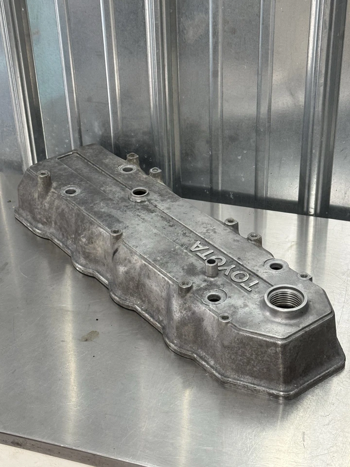 1989/90-95 Toyota Pickup/4Runner EFI 22RE Valve Cover OEM Later Style - Image 3 of 4