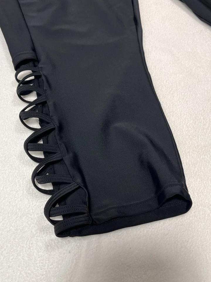 Leggings Torrid Active preta Capri plus size 2 bolsos com detalhe de malha cruzada - Imagem 3 de 4