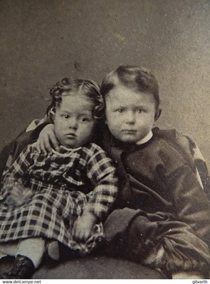 photo CDV Willett's, Washington (Ohio) Little boy hugging his sister ca 1875