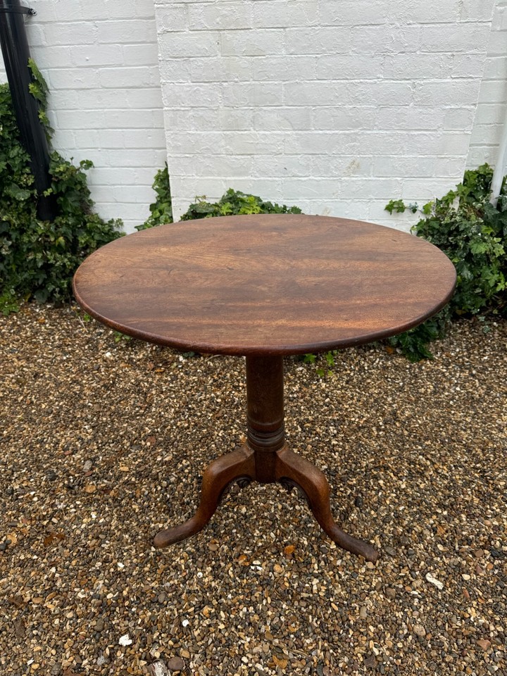 Antique Mahogany Tilttop Round Table. Lamp, Wine, Occasional Table