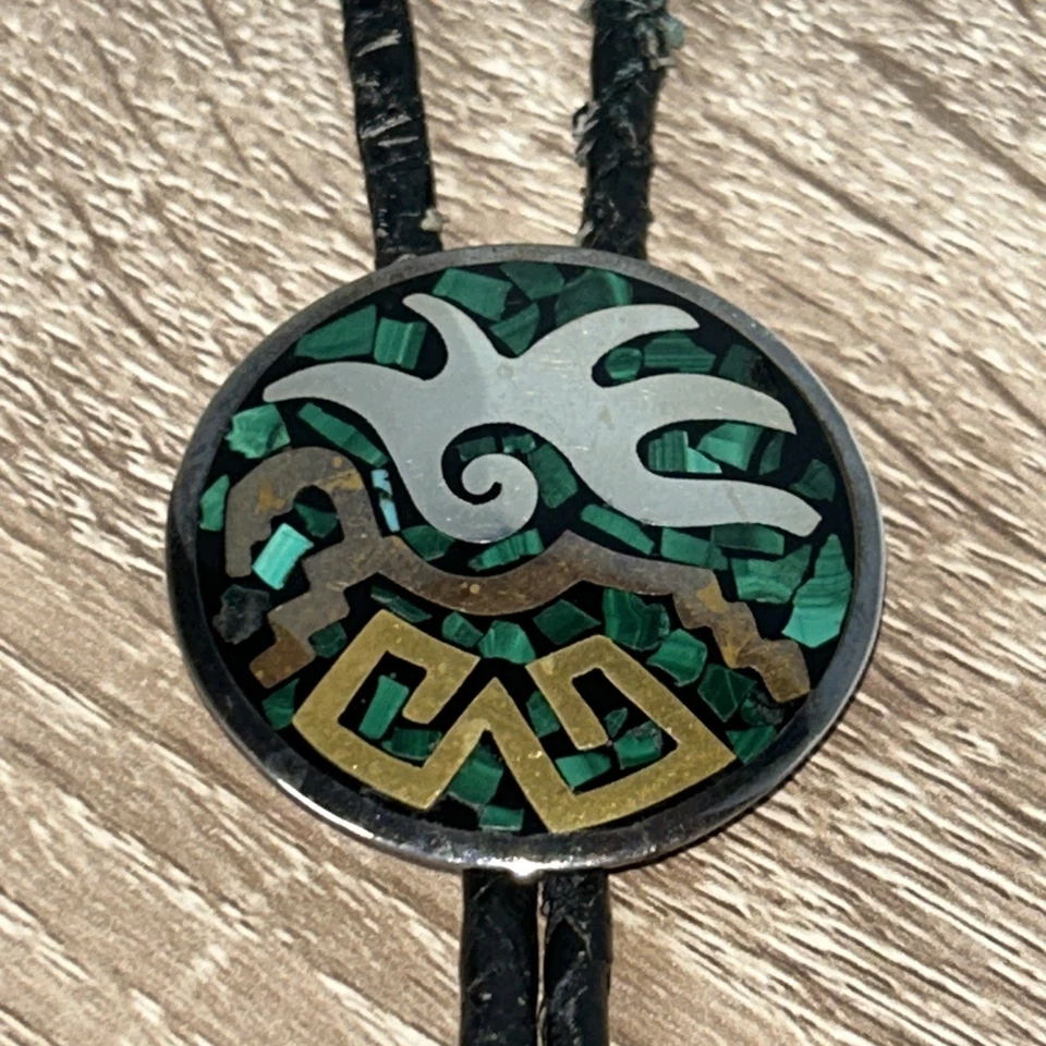 Corbata Bolo Azteca Esterlina Cuero Negro Años 60 Cobre Latón Plata y Malaquita Foto 3 de 4