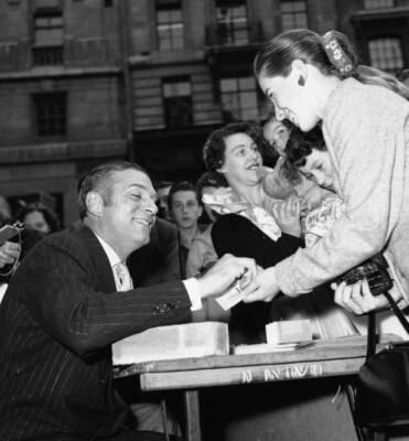 Sir Laurence Olivier fundraising at the Royal Exchange helpi- 1957 Old Photo