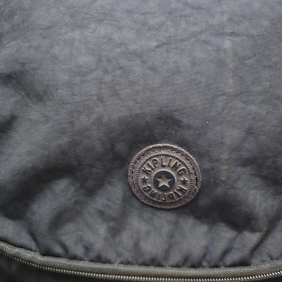 Bolsa de almuerzo aislada Kipling Kichirou azul nailon cremallera alrededor de la correa para el hombro Foto 2 de 4