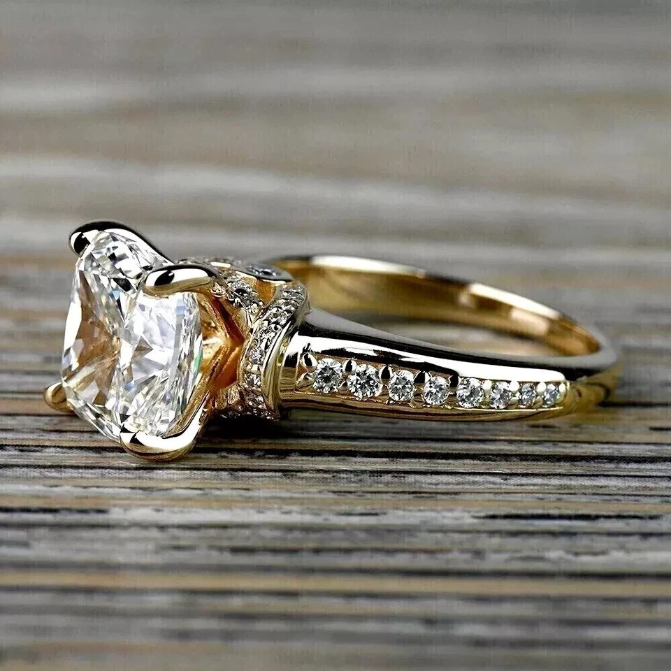 Anillo de compromiso solitario de moissanita de corte cojín de 2 quilates enchapado en oro amarillo de 14 quilates Foto 3 de 4
