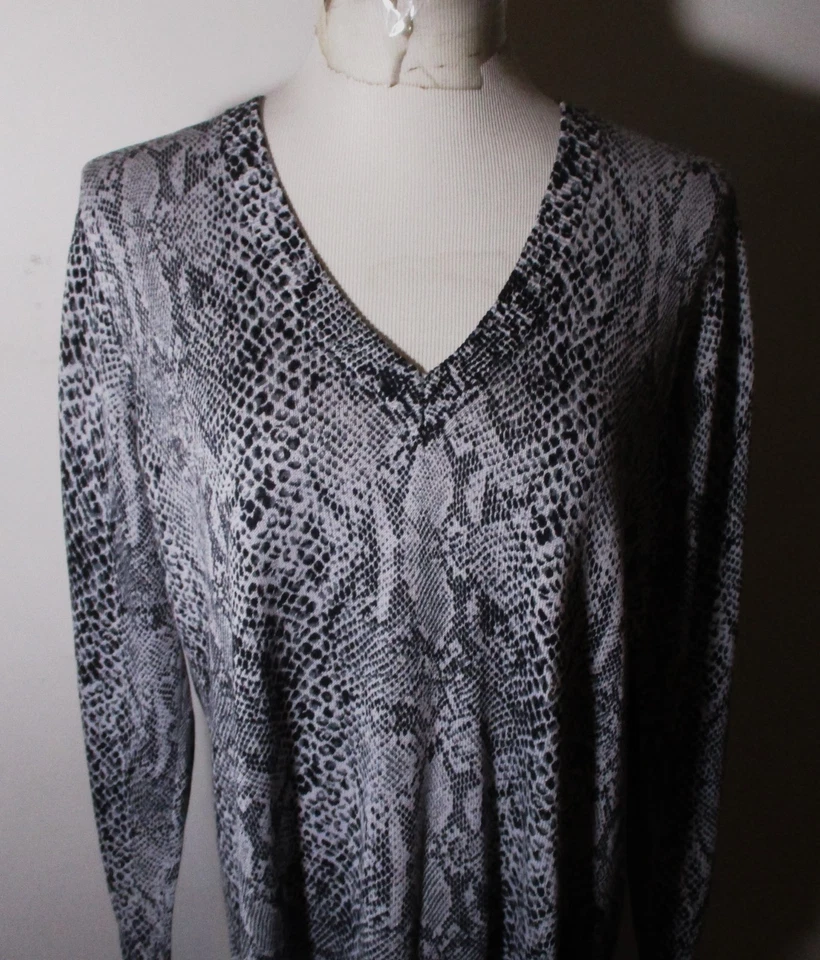 MICHAEL KORS Gray Long Sleeve V-Neck Top Women's Size L - Image 2 of 4