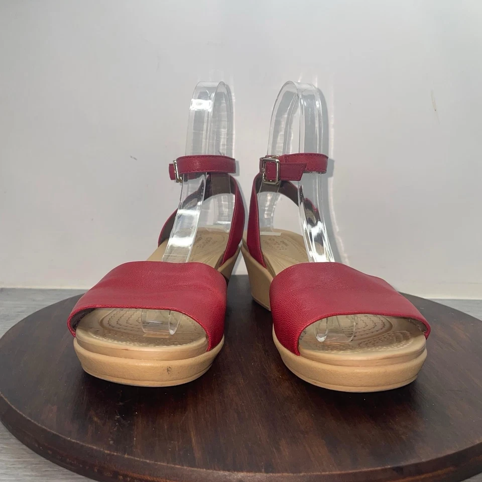 Sandalias de cuña CROCS Leigh Ann de cuero con correa al tobillo para mujer talla 5 rojas 204732 Foto 4 de 4