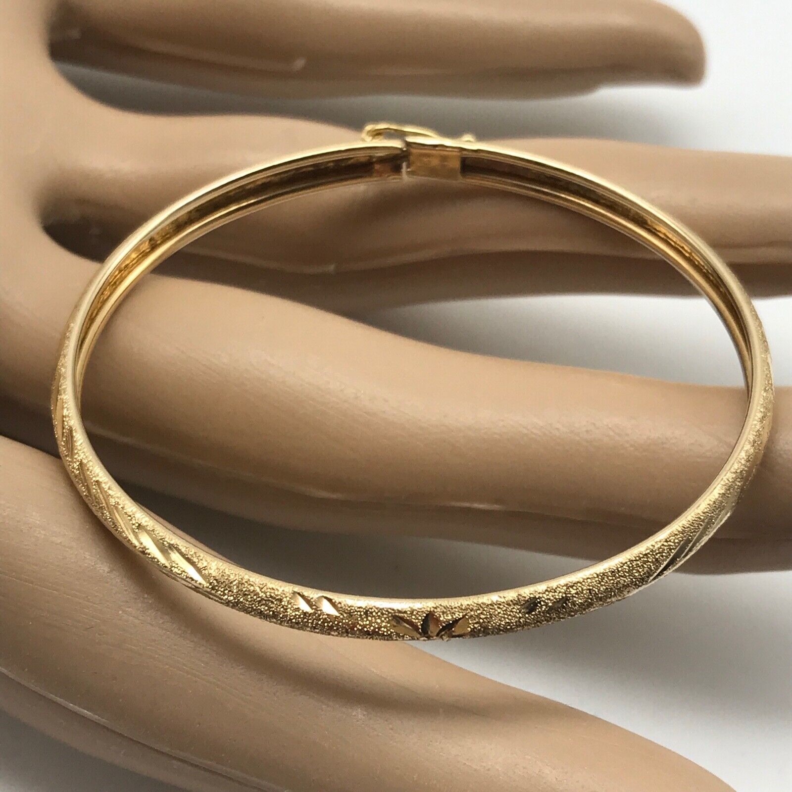 Vintage 14K Yellow Gold Hinged Floral Etched Child Baby Bangle B