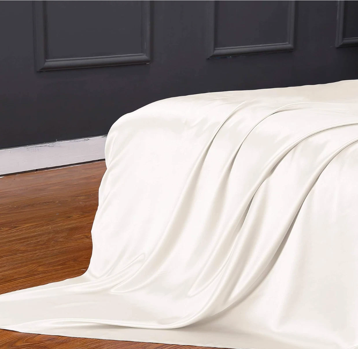 LILYSILK King Ivory 19 Momme Mulberry Silk Flat Sheet - folded detail